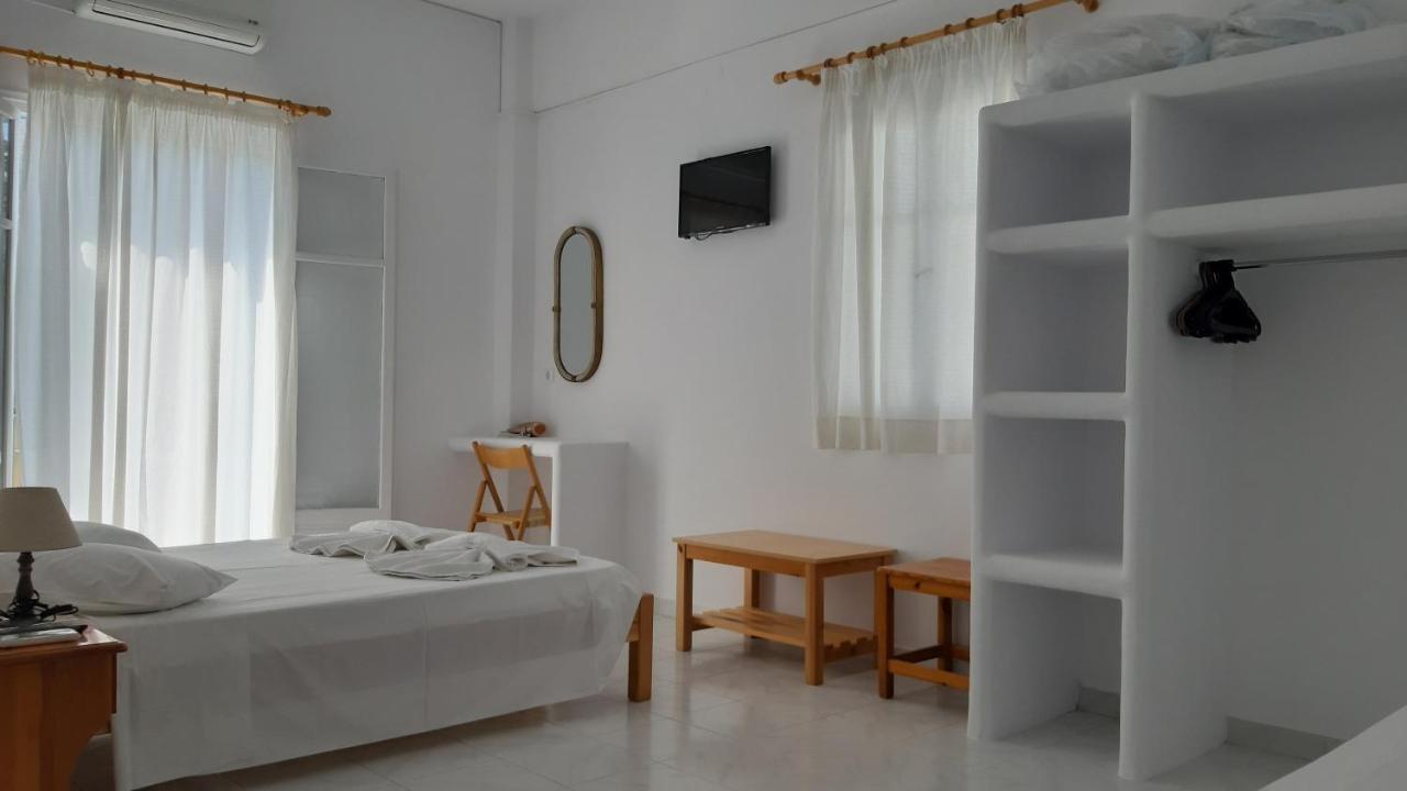 Bizas Rooms & Studios Parikia  Bagian luar foto
