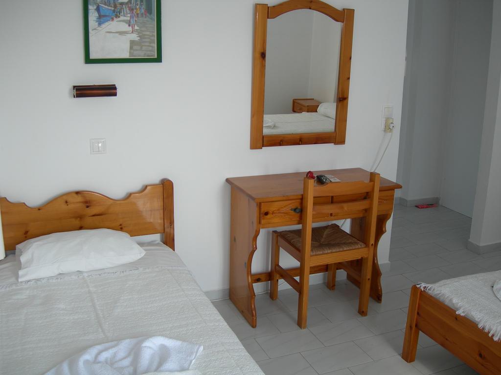 Bizas Rooms & Studios Parikia  Bagian luar foto