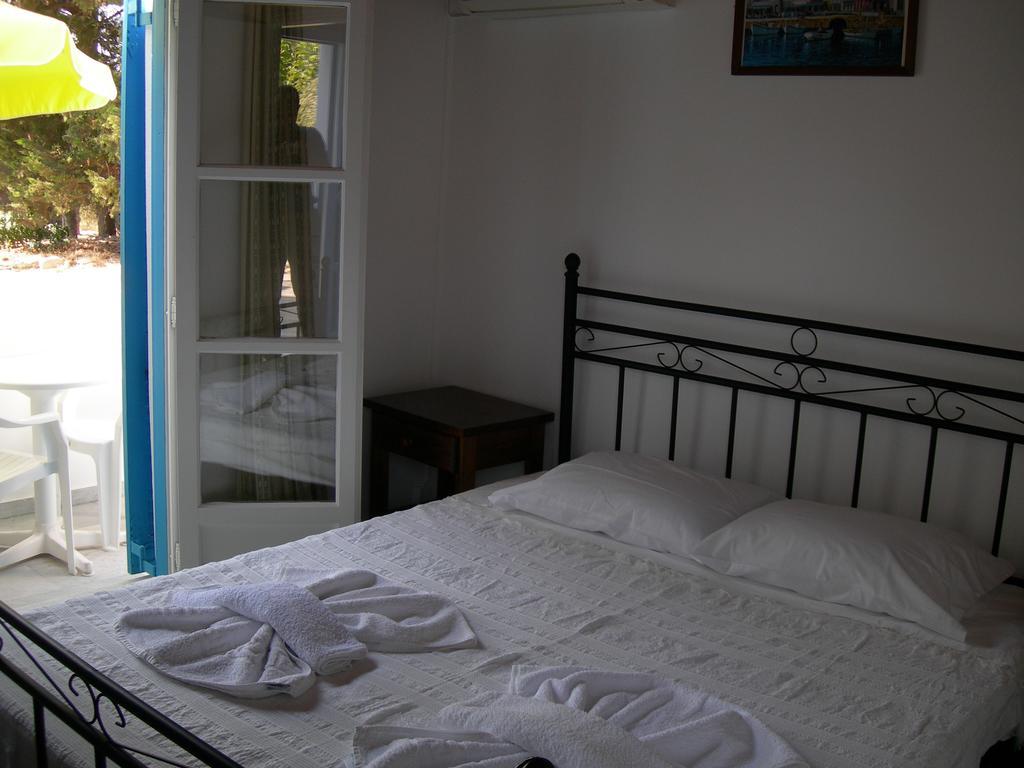 Bizas Rooms & Studios Parikia  Bagian luar foto