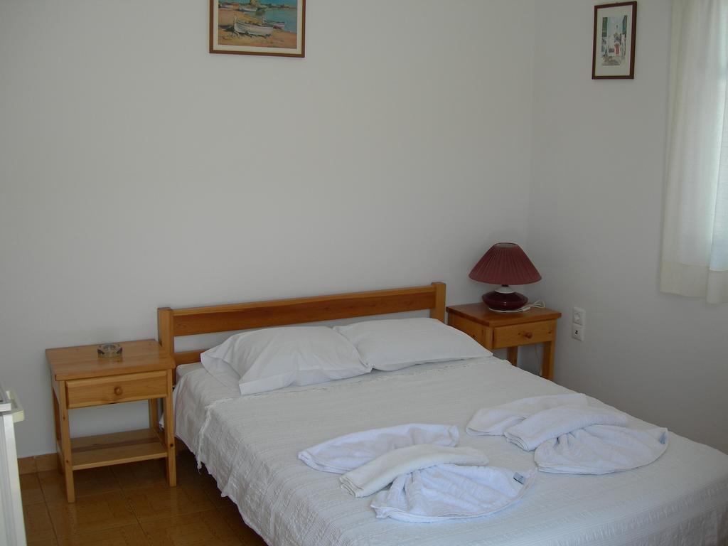 Bizas Rooms & Studios Parikia  Bagian luar foto