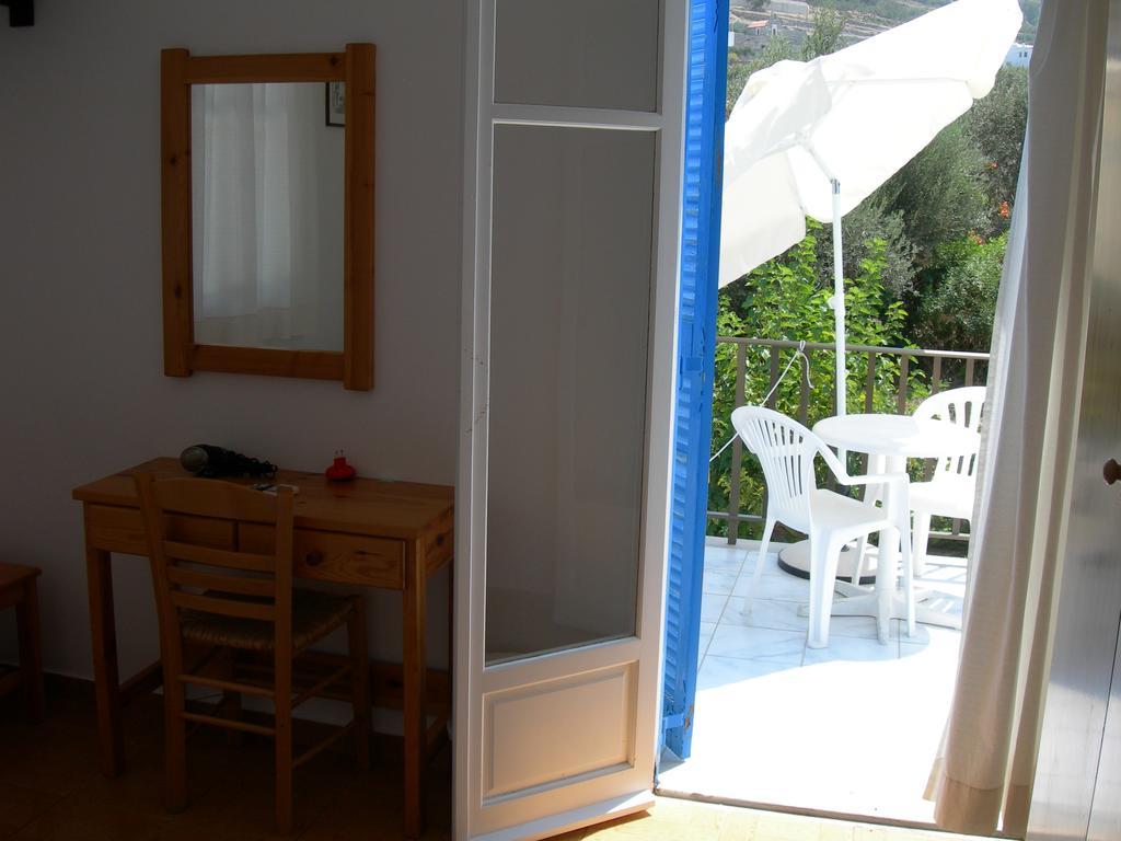 Bizas Rooms & Studios Parikia  Bagian luar foto