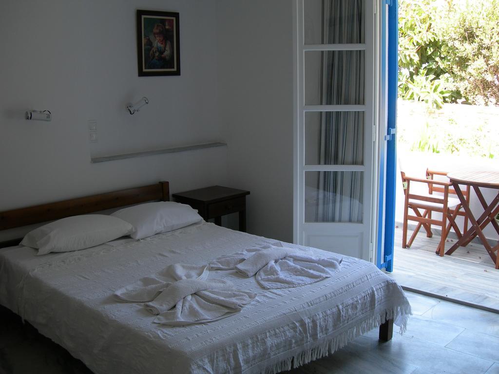 Bizas Rooms & Studios Parikia  Bagian luar foto