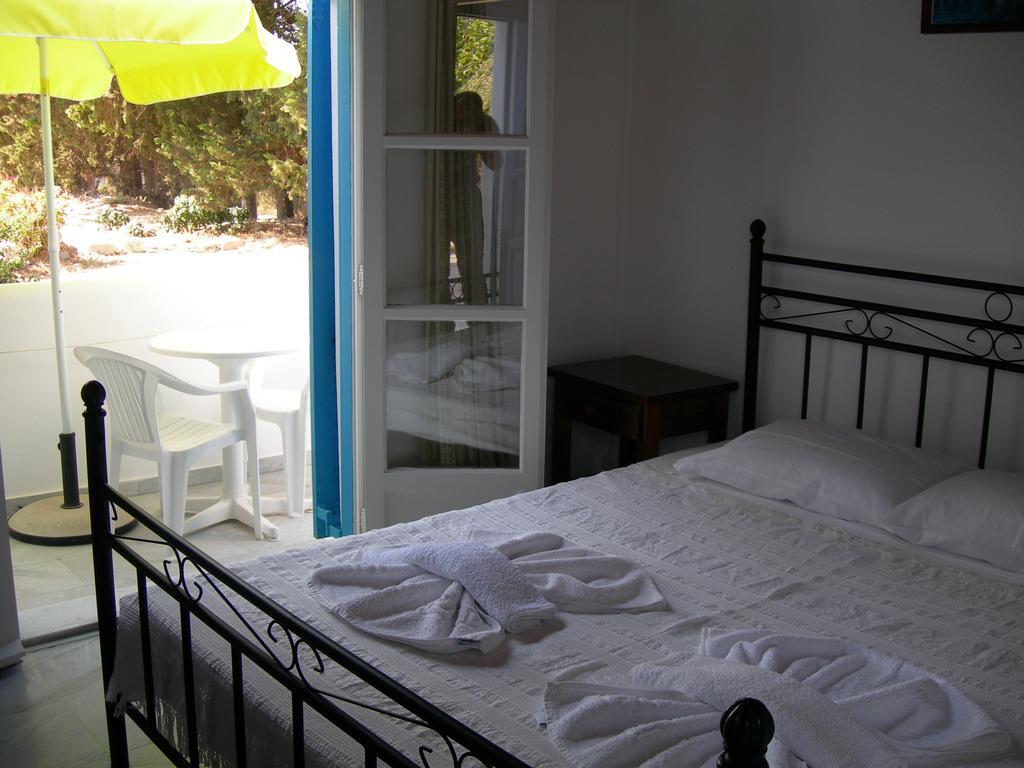 Bizas Rooms & Studios Parikia  Bagian luar foto