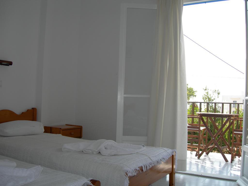 Bizas Rooms & Studios Parikia  Bagian luar foto