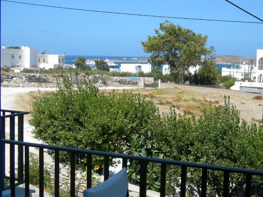 Bizas Rooms & Studios Parikia  Bagian luar foto