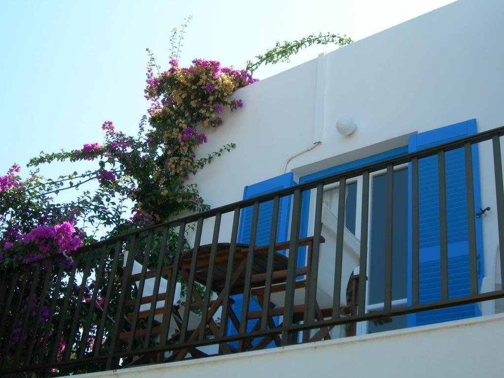 Bizas Rooms & Studios Parikia  Bagian luar foto