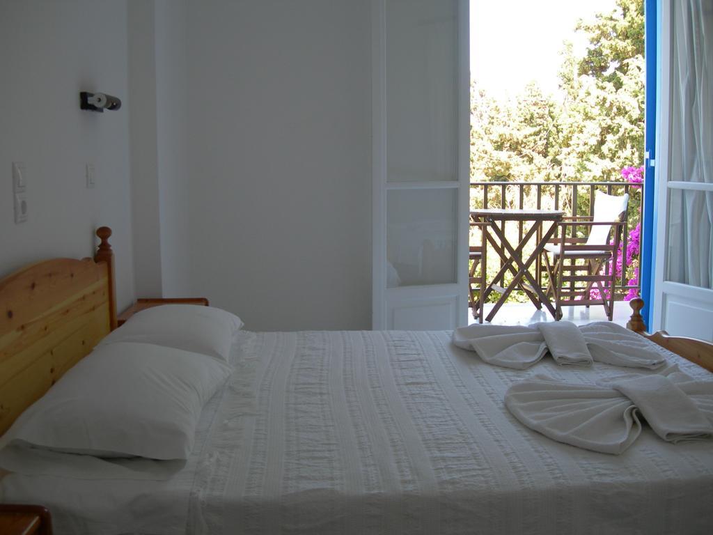 Bizas Rooms & Studios Parikia  Bagian luar foto