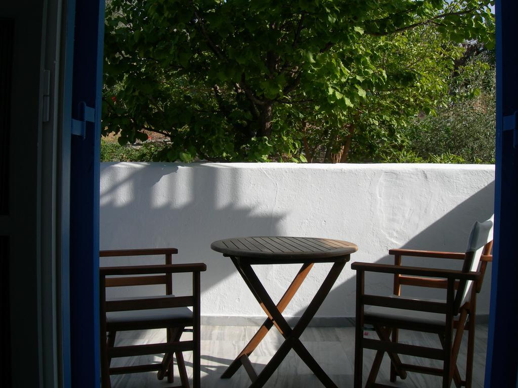 Bizas Rooms & Studios Parikia  Bagian luar foto