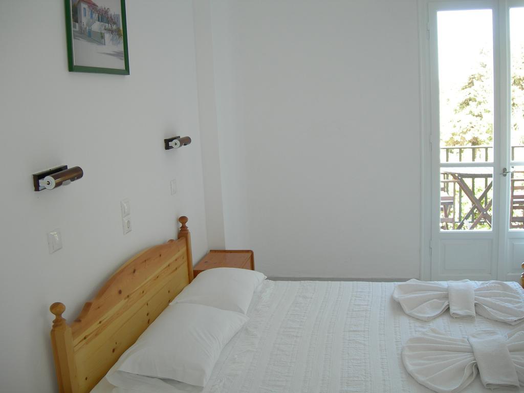 Bizas Rooms & Studios Parikia  Bagian luar foto