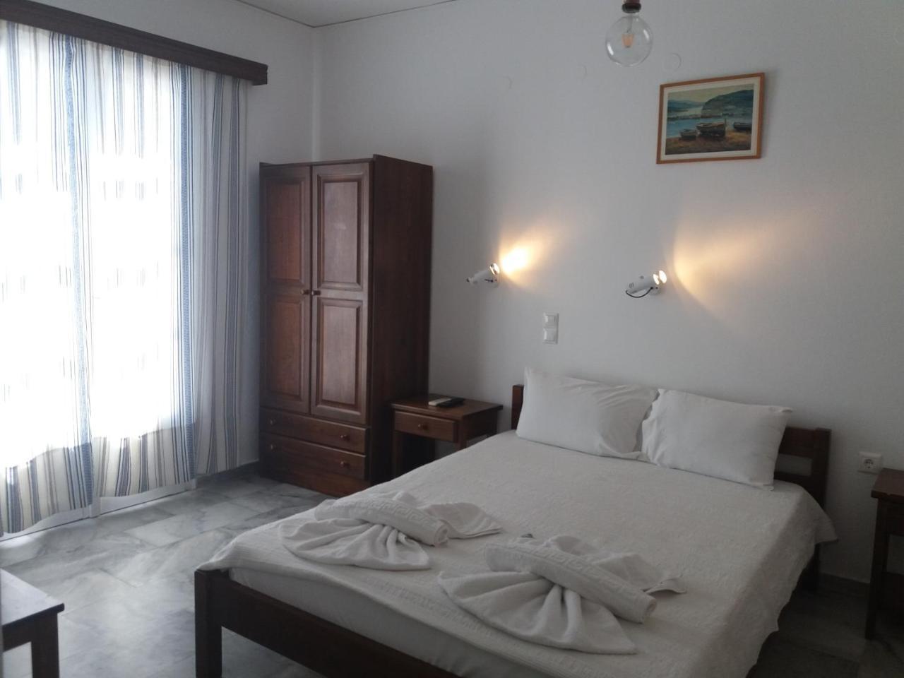 Bizas Rooms & Studios Parikia  Bagian luar foto