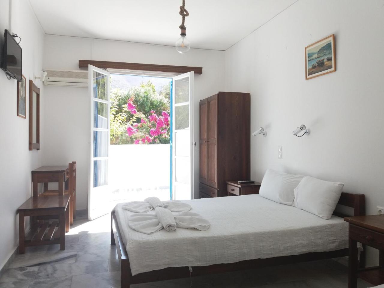Bizas Rooms & Studios Parikia  Bagian luar foto