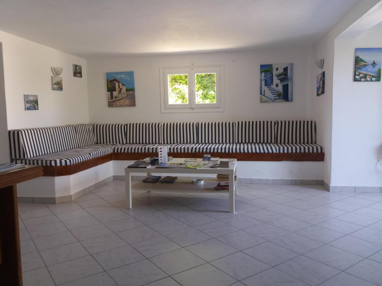 Bizas Rooms & Studios Parikia  Bagian luar foto